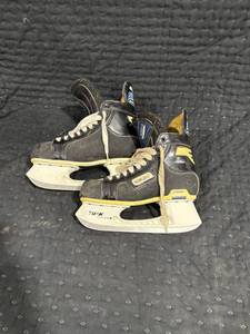 lot 0284 image: Bauer Ice Hockey Skates