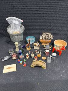 lot 0296 image: Assorted Home Decor Collectibles