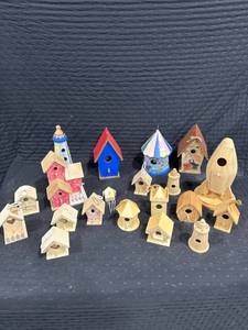 lot 0335 image: Assorted Wooden Birdhouses
