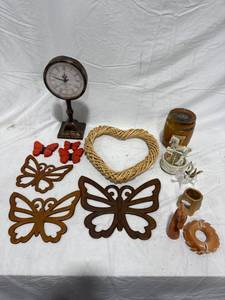 lot 0387 image: Assorted Decorative Items Collection