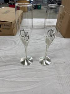 lot 0401 image: Heart-decorated Champagne Flutes