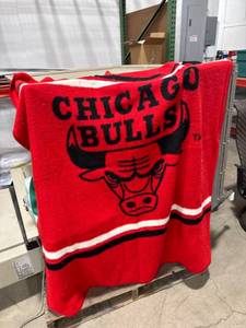 lot 0405 image: Chicago Bulls Logo Blanket