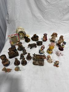 lot 0429 image: Assorted Collectible Figurines