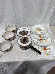 lot 0431 image: Vintage Floral Kitchenware Set