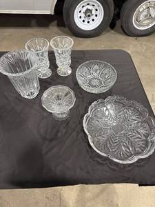 lot 0435 image: Decorative Cut Glassware Set
