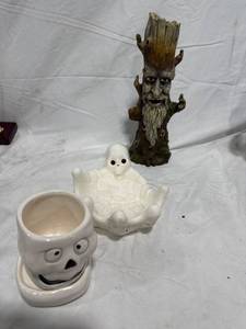 lot 0456 image: Halloween Novelty Decor Collection