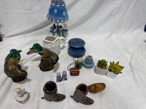lot 0457 image: Assorted Decorative Items Lot