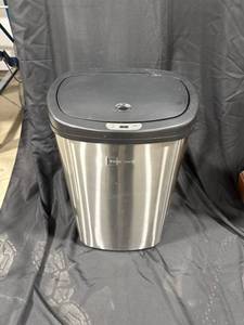 lot 0469 image: Sensor Trash Can
