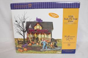 lot 130 image: Department 56 Halloween 1031 Trick-Or-Treat Drive Gift Set with Accessories
