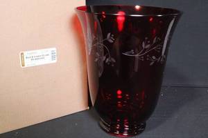 lot 233 image: Longaberger Red Etched Glass Hurricane Vase