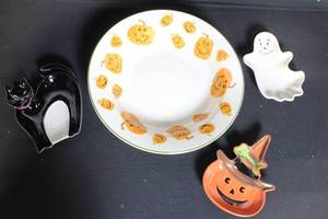 lot 241 image: Longaberger Halloween Treats Bowl and Set of 3 Party Treat Dishes
