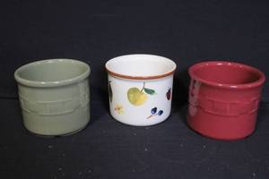 lot 246 image: Set of 3 Longaberger One Pint Crocks Pottery Berry Paprika Sage