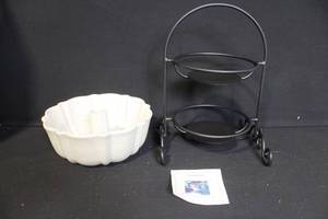 lot 247 image: Longaberger Woven Traditions Fluted Cake Pan with Black Metal Stand