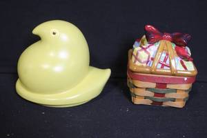 lot 255 image: Longaberger Pottery Peeps Topper and Gift Basket Box Set