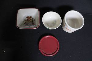 lot 260 image: Longaberger Holiday Pottery Lot with Trim-a-Tree Bowl, Holiday Bowl, One Pint Crock and Lid