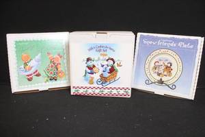 lot 261 image: Longaberger Holiday Plates and Milk & Cookies for Santa Gift Set Collection
