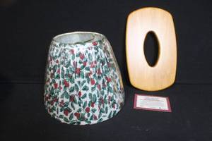 lot 272 image: Longaberger 7.5 Inch Pleated Fabric Shade with WoodCrafts Maple Lid