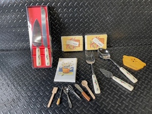 lot 277 image: Longaberger Kitchen and Stationery Collection with Utensils, Notecards, and Recipe Holder