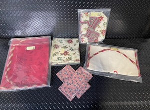 lot 287 image: Collection of Holiday and Patriotic Fabric Placemats and Linens