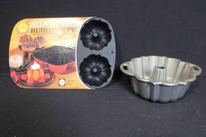 lot 293 image: Nordic Ware Bundt-lette Fluted Tube Pan and Large Bundt Pan Set