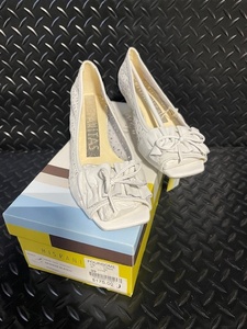 lot 31D image: Hispanitas White Leather Flats with Bow Detail, Size 38, Boxed