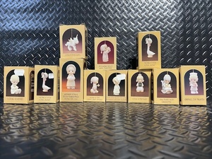 lot 465 image: Set of 11 Precious Moments Porcelain Christmas Ornaments in Boxes