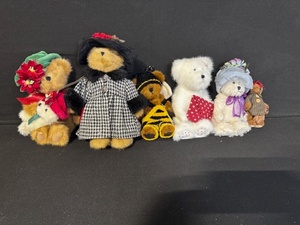 lot 510 image: Set of 6 Boyds Bears Plush Figurines with Tags and Costumes