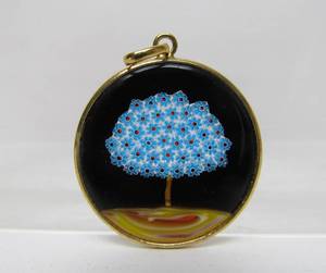 lot 4 image: Beautiful Hand Made Art Glass Round Tree Pendant