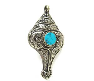 lot 25 image: Vintage Tibetan Shell-Form Pendant wTurquoise