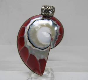 lot 64 image: Lovely Large Sterling Silver Red Nautilus Shell Pendant