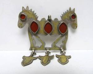 lot 71 image: Antique Turkoman Silver Dual Horse Pendant