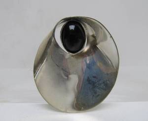 lot 85 image: Large Vintage Taxco Sculptural Sterling Silver Brooch wOnyx 