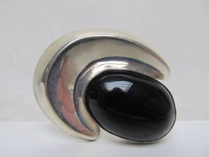 lot 87 image: Large Vintage Taxco Sculptural Sterling Silver Brooch Pendant wOnyx 