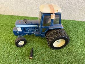 lot 34 image: Ford Pacesetter Decanter 1983 #3 in Series