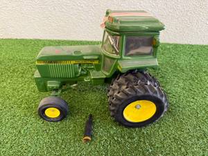 lot 35 image: Pacesetter Tractor Decanter