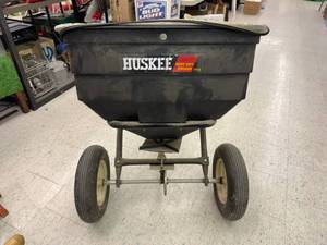 lot 4 image: Huskee Heavy Duty Broadcast Spreader