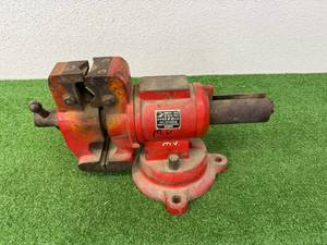 lot 14 image: Reversible Bench Vise