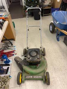 lot 17 image: John Deere 21 Push Mower