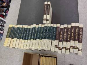 lot 131 image: World Books & Year Books 1961-1987