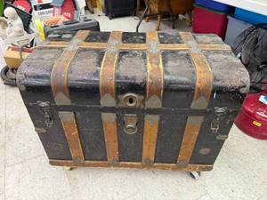 lot 150 image: Vintage Trunk & Contents