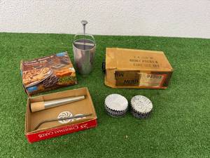 lot 182 image: Sunbuckle Tins, Double Rosette Iron, Desert Set