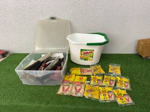 lot 259 image: Traps, Libman Bucket & Tote of Brushes, Scrapers, Putty Knives