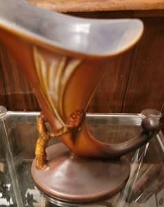 lot 380 image: Roseville Pine Cone Cornucopia Vase 128-8