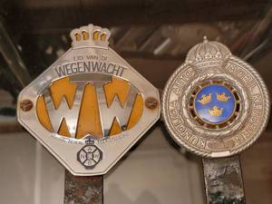lot 324 image: Vintage Dutch Wegenwacht Car Badges
