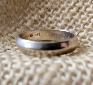 lot 17 image: 14K White Gold Wedding Band Ring  Sz 8, 4g