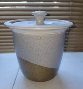 lot 362 image: Sunrise Minnesota Art Pottery Cookie Jar