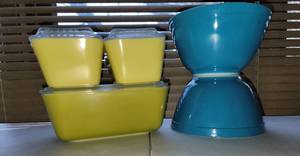 lot 364 image: Vintage Pyrex Bowls and Refrigerator Tubs