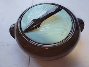lot 365 image: Vintage Shawnee Kenwood Sundial Covered Casserole Dish, as