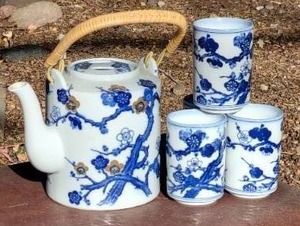 lot 413 image: Blue and White Cherry Blossom Tea Set