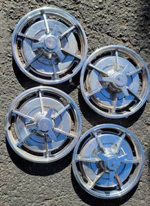lot 405 image: Set of 4 Corvette Hubcaps